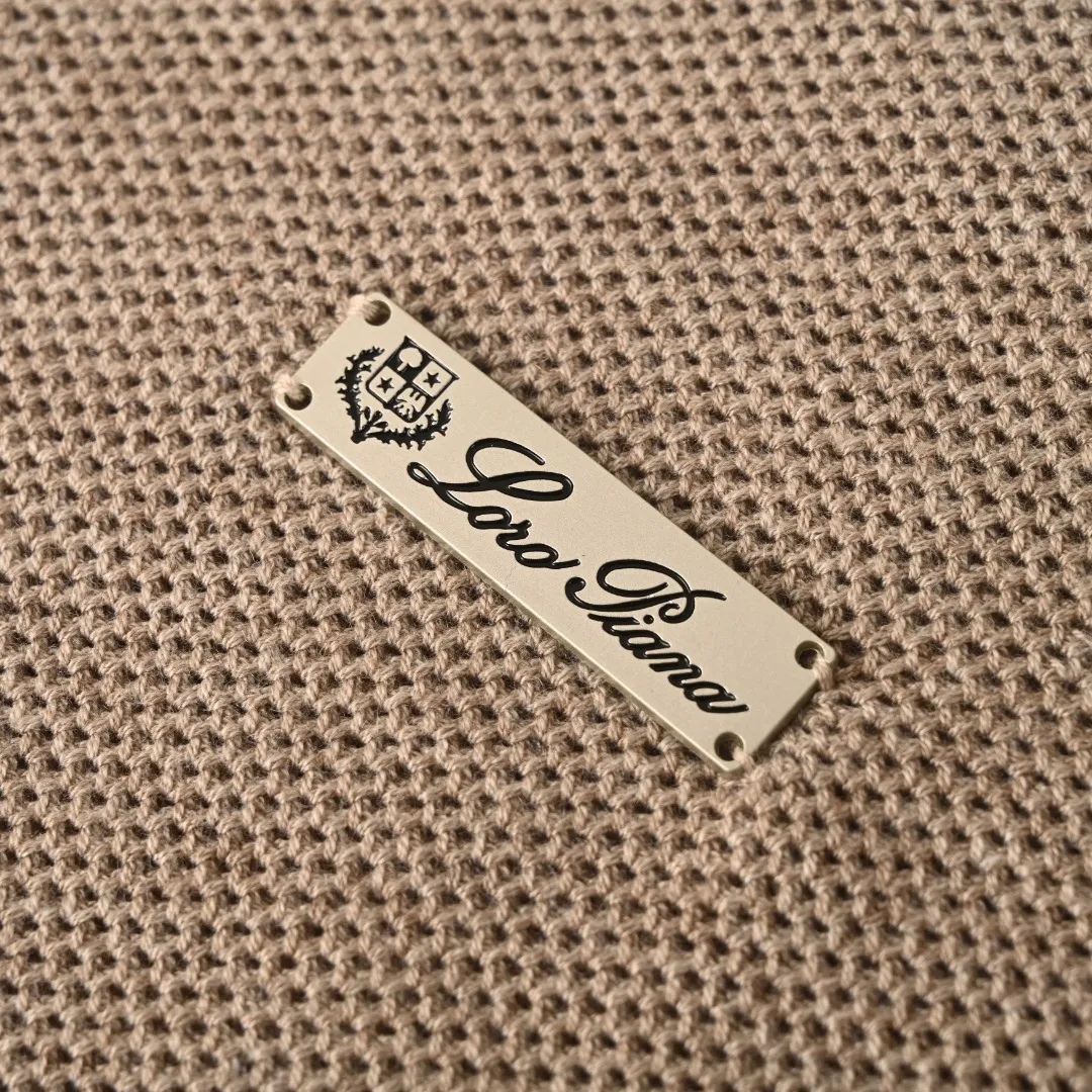 AP (higher version) LORO PIANA LP iron brand zipper knitted sweater jacket. The original version was purchased for 24900. It is made of original wool and mulberry silk blended material. The whole piece is made of honeycomb pique weave. The fabric has a grainy texture, is soft and waxy and has a breathable feel, so it won't make you sweat. Italian old money style men's knitted cardigan, honeycomb pique knitted texture, soft and skin-friendly fabric, comfortable and not stuffy on the upper body. Integrated woven rib placket, zipper embedded technology, the zipper is flat when closed, and the placket is free of bulging and deformation. The raised and fine ribbed stand-up collar is stable and prevents the collar from collapsing; the cuffs and hem are ribbed with the same material, making it less likely to loosen after being worn for a long time. The metal nameplate on the left chest is embellished with low-key recognition and no exaggerated printing. Size：M-XXL
